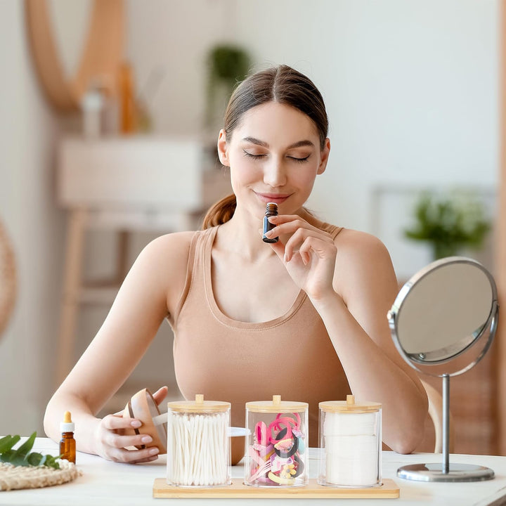 Relaxdays Wattestäbchenbehälter mit Tablett, 3 Becher m. Deckel, Kosmetik Organizer Kunststoff/Bambu