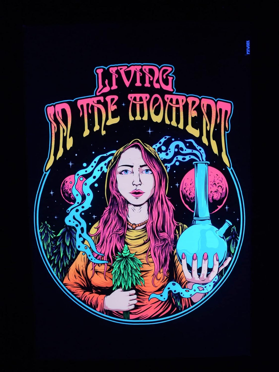 PSYWORK Schwarzlicht Stoffposter Neon | Living In The Moment | 0,6 x 0,9m | UV-aktiv | fluoreszieren