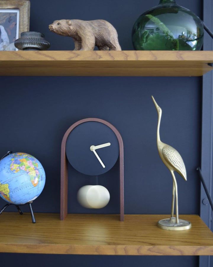 Beliani Tischuhr schwarz/dunkler Holzfarbton mit Pendel Retro-Design 25 cm Blatten