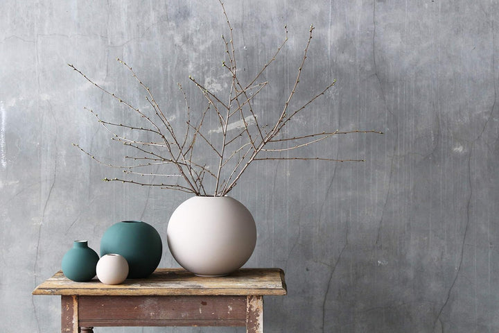 Cooee Design Ball-Vase aus Porzellan in der Farbe Sand Handgefertigt, Masse: 30cm x 30cm x 29cm, HI-