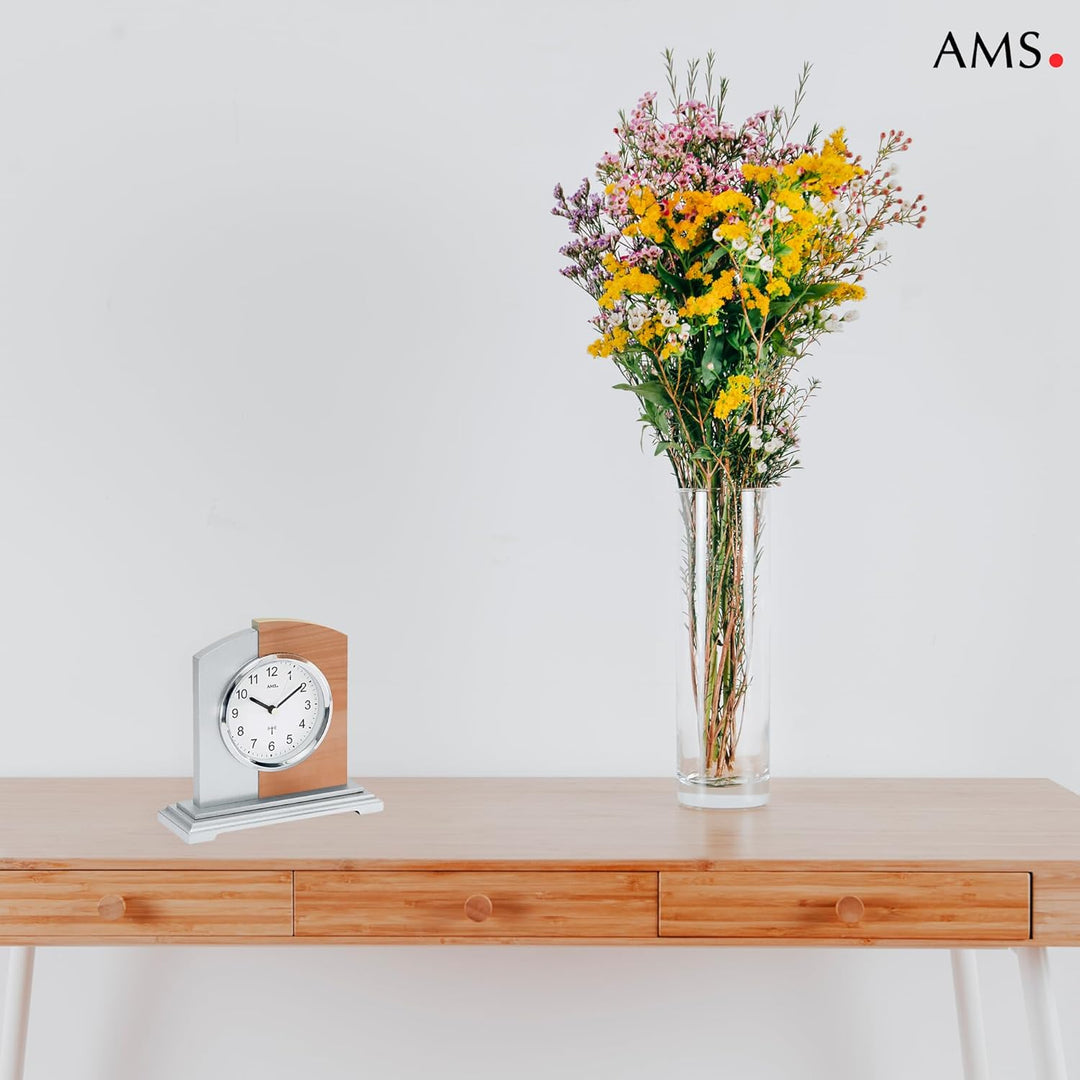 AMS 5146 Funk Tischuhr, Holzgehäuse mit Kernbuche und Aluminium-Applikation, analog mit arabischen Z