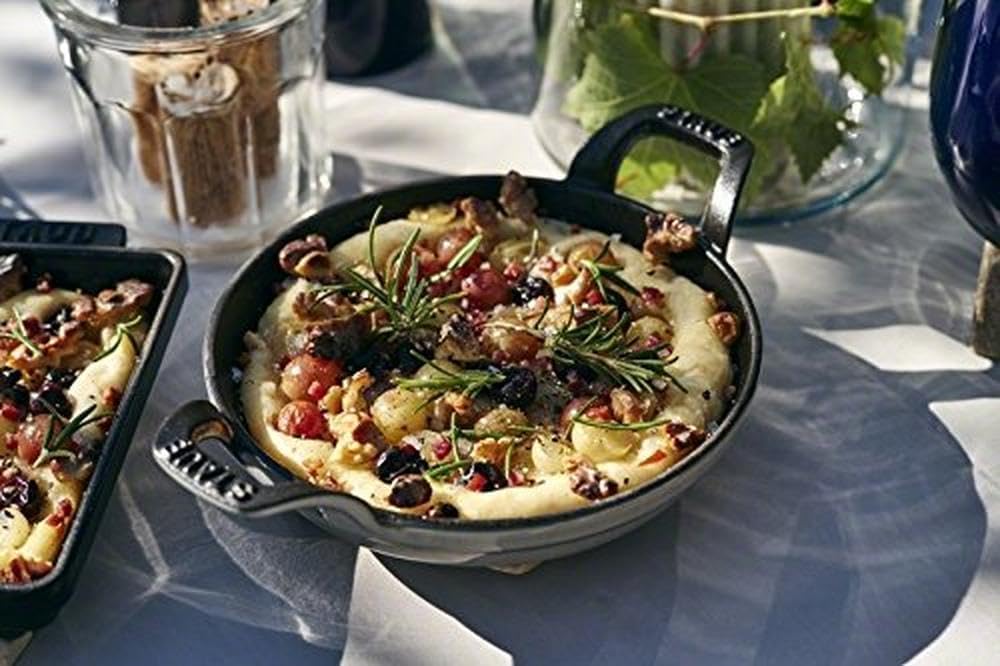 Staub 1004110 stapelbare Auflaufform, rund (20 cm, 0,75 L mit mattschwarzer Emaillierung im Inneren