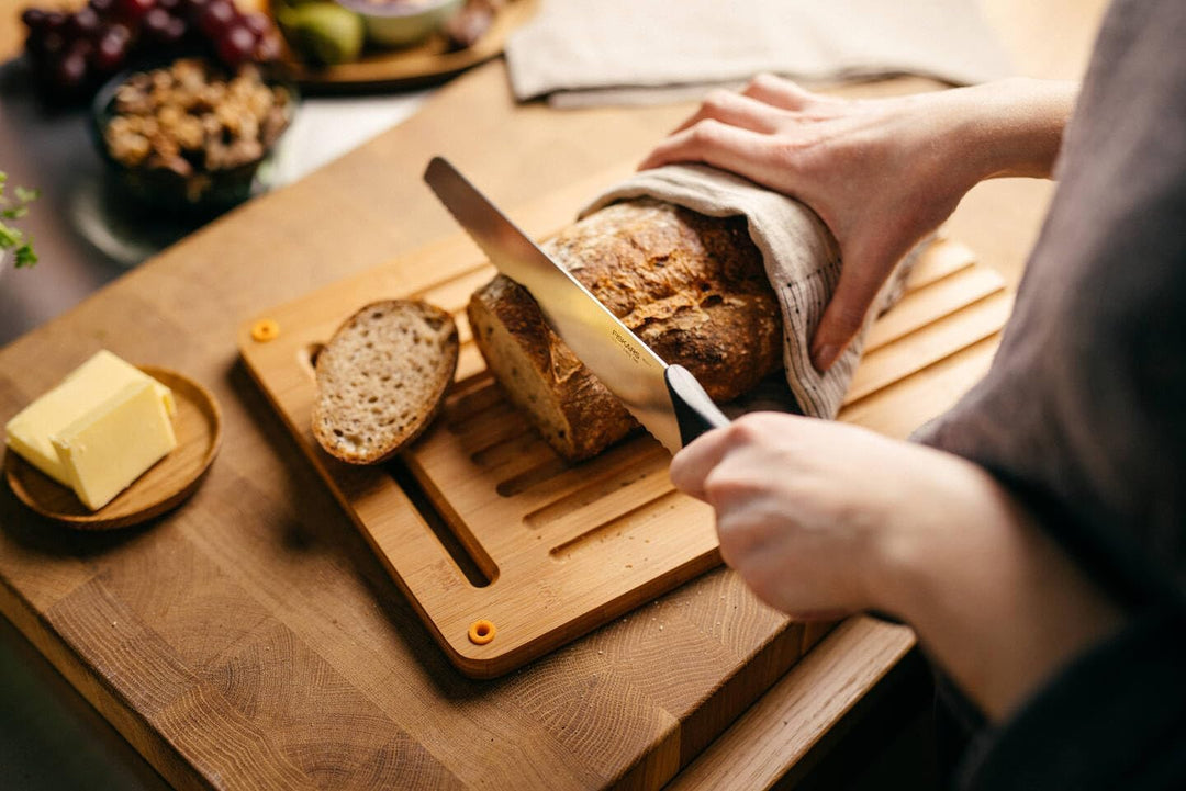 Fiskars Brotmesser mit Wellenschliff, Essential, Kunststoff/Edelstahl, Klingenlänge: 23 cm, Schwarz/