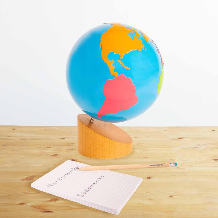 Globus mit farbigen Erdteilen, Montessori-Material zum Kennenernen der Erde