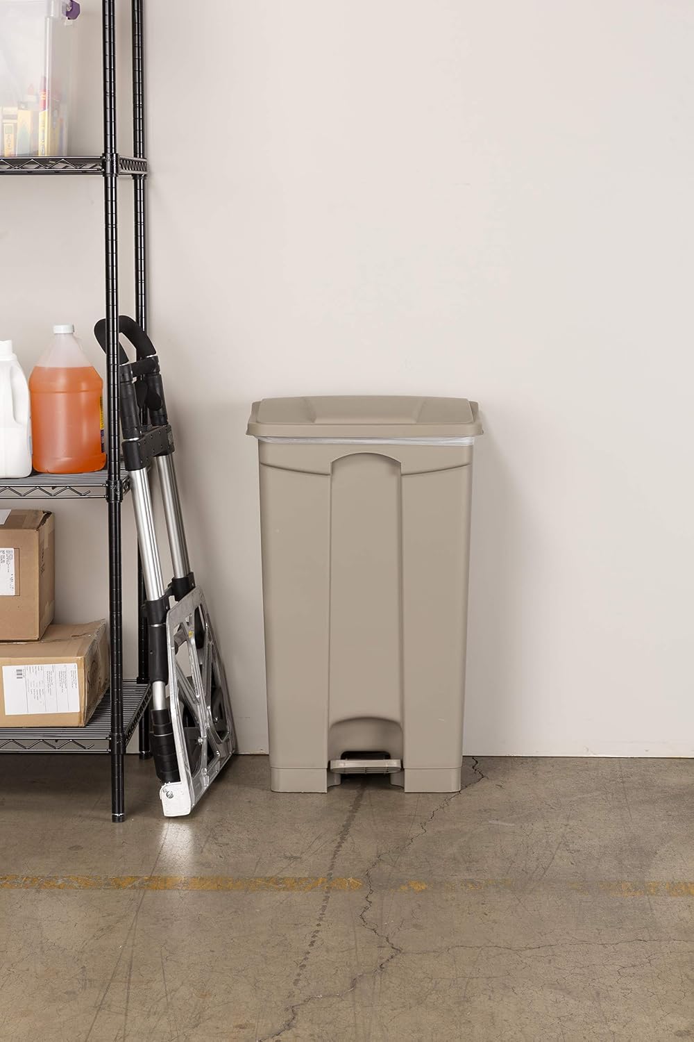 Safco Products Kunststoff-Mülleimer 9922TN, hellbraun, freihändige Entsorgung, Fassungsvermögen: 45