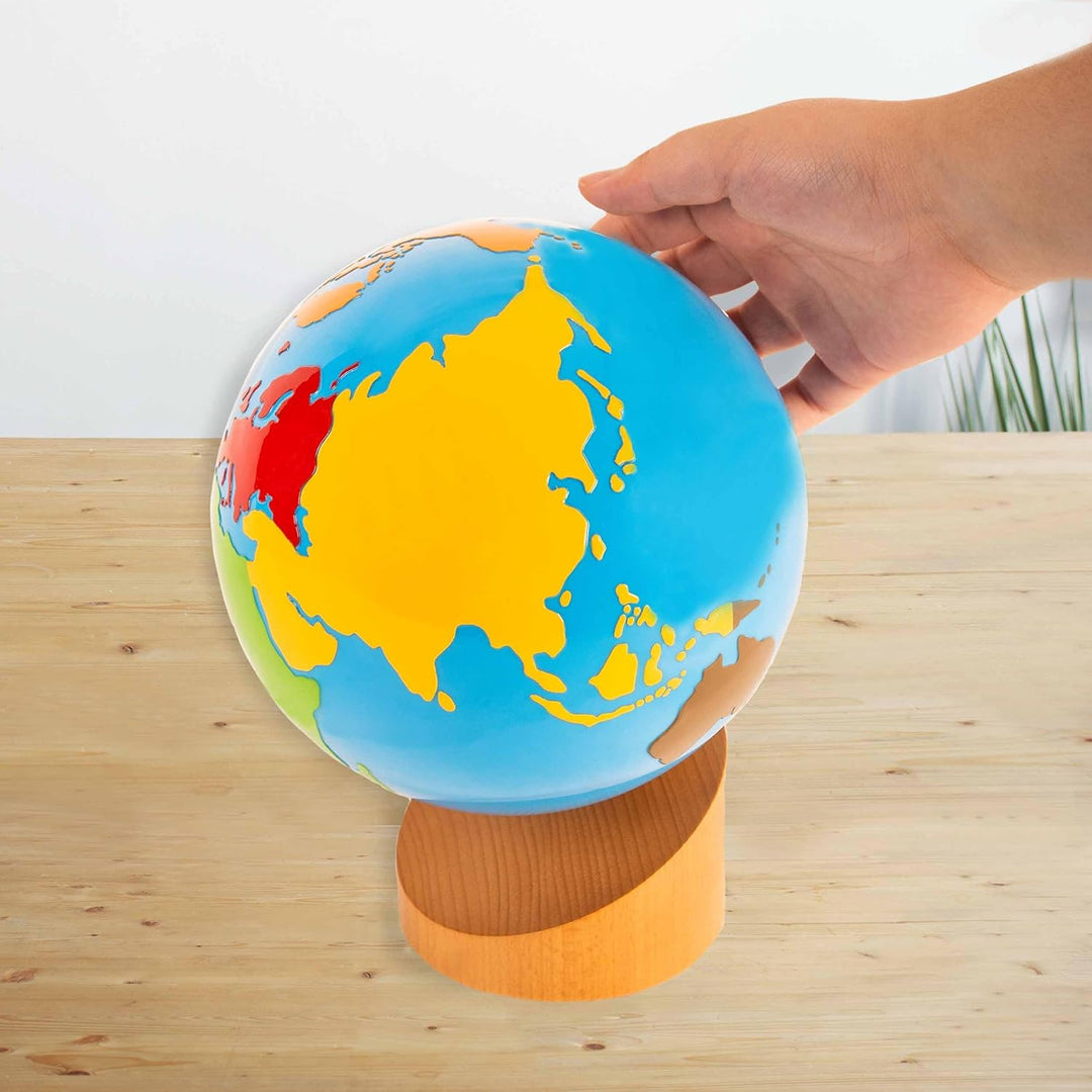 Globus mit farbigen Erdteilen, Montessori-Material zum Kennenernen der Erde