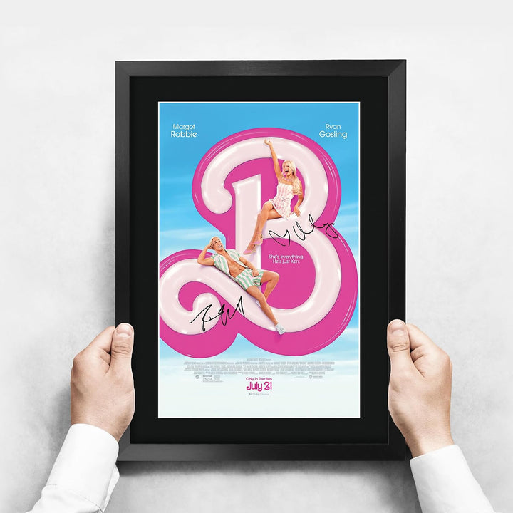 HWC Trading FR A3 The Barbie Movie Margot Robbie, Ryan Gosling Geschenke Geduckter Poster Signiertes