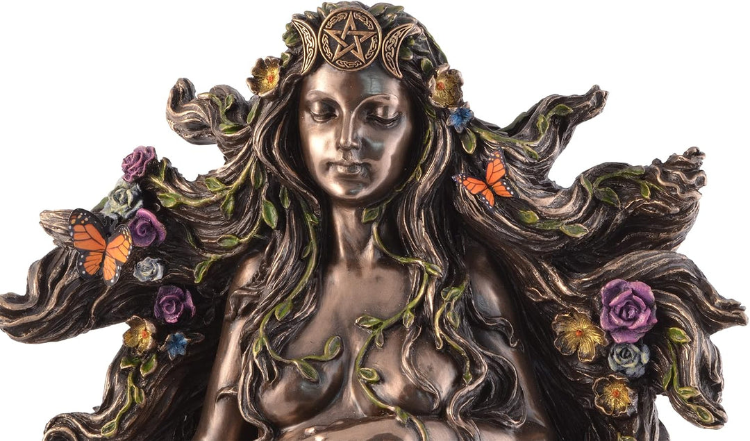 Gaia Erdmutter sitzend mit Blumen und Schmetterlingen - bronziert/coloriert by Veronese