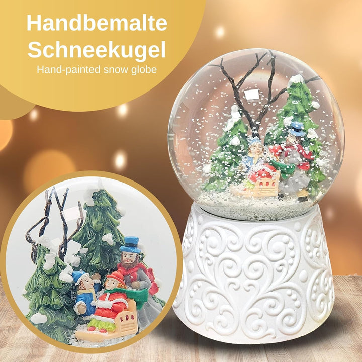 Schneekugel Weihnachten mit Musik | Winterspaziergang mit Familie | Sockel weiss Nostalgie | H: 14cm