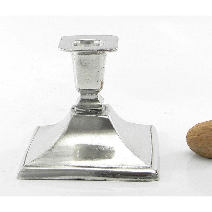 Kerzenhalter aus Zinn mit grosser quadratischer Grundfläche