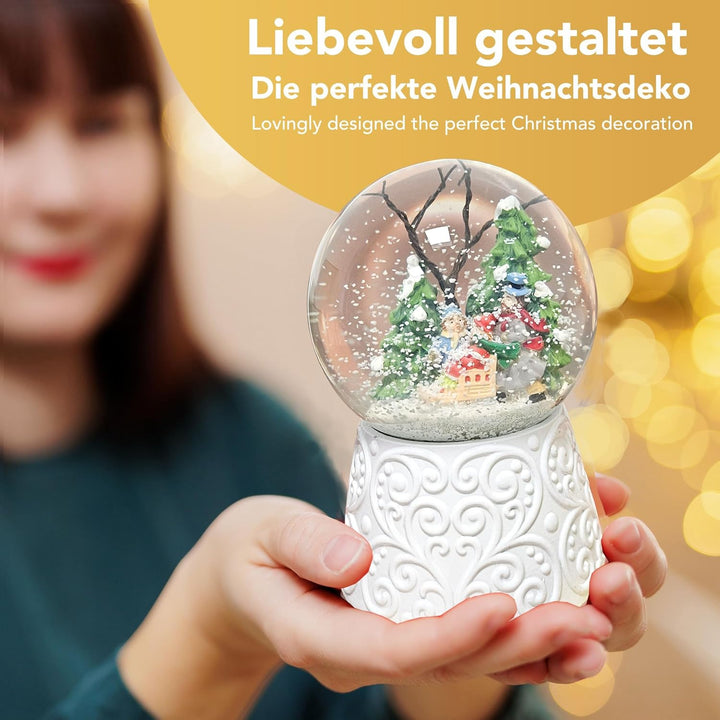 Schneekugel Weihnachten mit Musik | Winterspaziergang mit Familie | Sockel weiss Nostalgie | H: 14cm