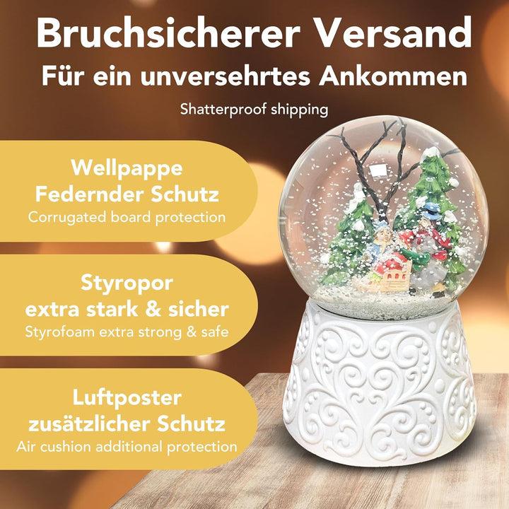Schneekugel Weihnachten mit Musik | Winterspaziergang mit Familie | Sockel weiss Nostalgie | H: 14cm