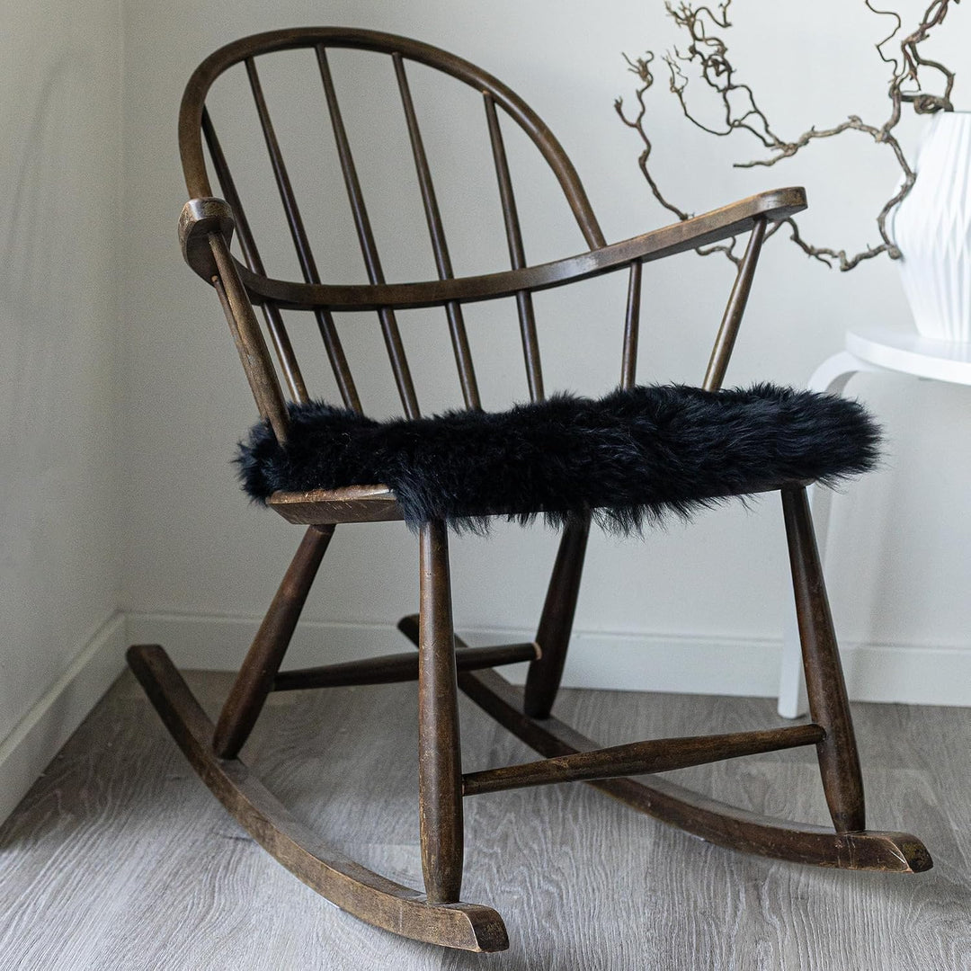Nordic Sheep Lammfell Sitzauflage 40x40 cm für Stühle &amp; Sofa, Schwarz | Echtes Lammfell auf einer Se