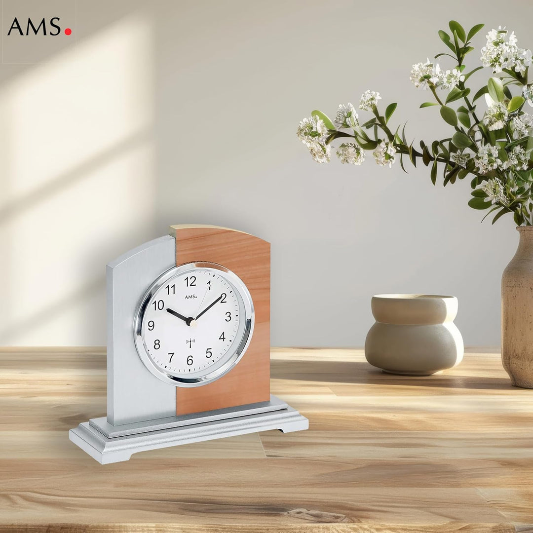 AMS 5146 Funk Tischuhr, Holzgehäuse mit Kernbuche und Aluminium-Applikation, analog mit arabischen Z