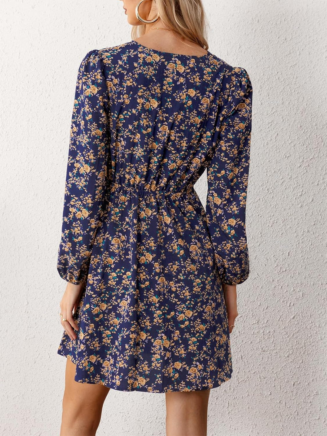CUPSHE Kleid Damen Mini mit V-Ausschnitt, Wickeloptik und Blumenmuster S Mehrfarbig, S Mehrfarbig