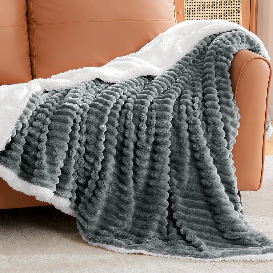 BEDELITE Kuscheldecke Flauschig Decke 150x200 - Dicke XL Sherpa Decken Grau für Couch, warme Cord Ku
