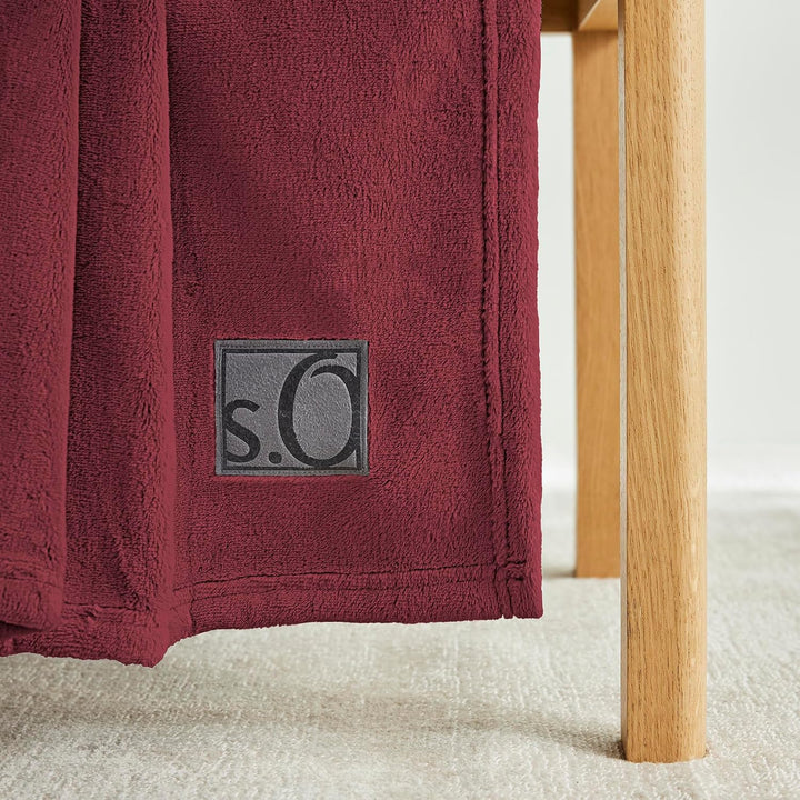 s.Oliver Kuschelsoft Decke 150x200 cm - flauschig, warm &amp; waschbar, Kuscheldecke dunkelrot Uni 150 x