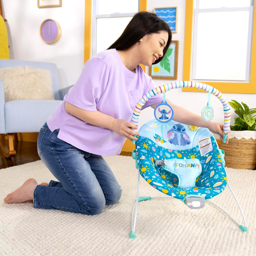 Bright Starts Disney Stitch Ohana Paradise Vibrierende Baby-Wippe, Abnehmbarer Spielbogen, 2 Spielze