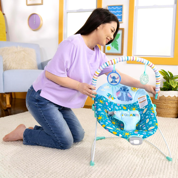Bright Starts Disney Stitch Ohana Paradise Vibrierende Baby-Wippe, Abnehmbarer Spielbogen, 2 Spielze