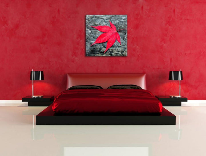Pixxprint Rotes Blatt auf Holz Laub Natur, Format: 70x70 auf Leinwand, 70x70