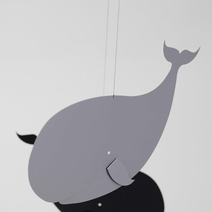 Mobile Wale (grau) von Flensted Mobiles.