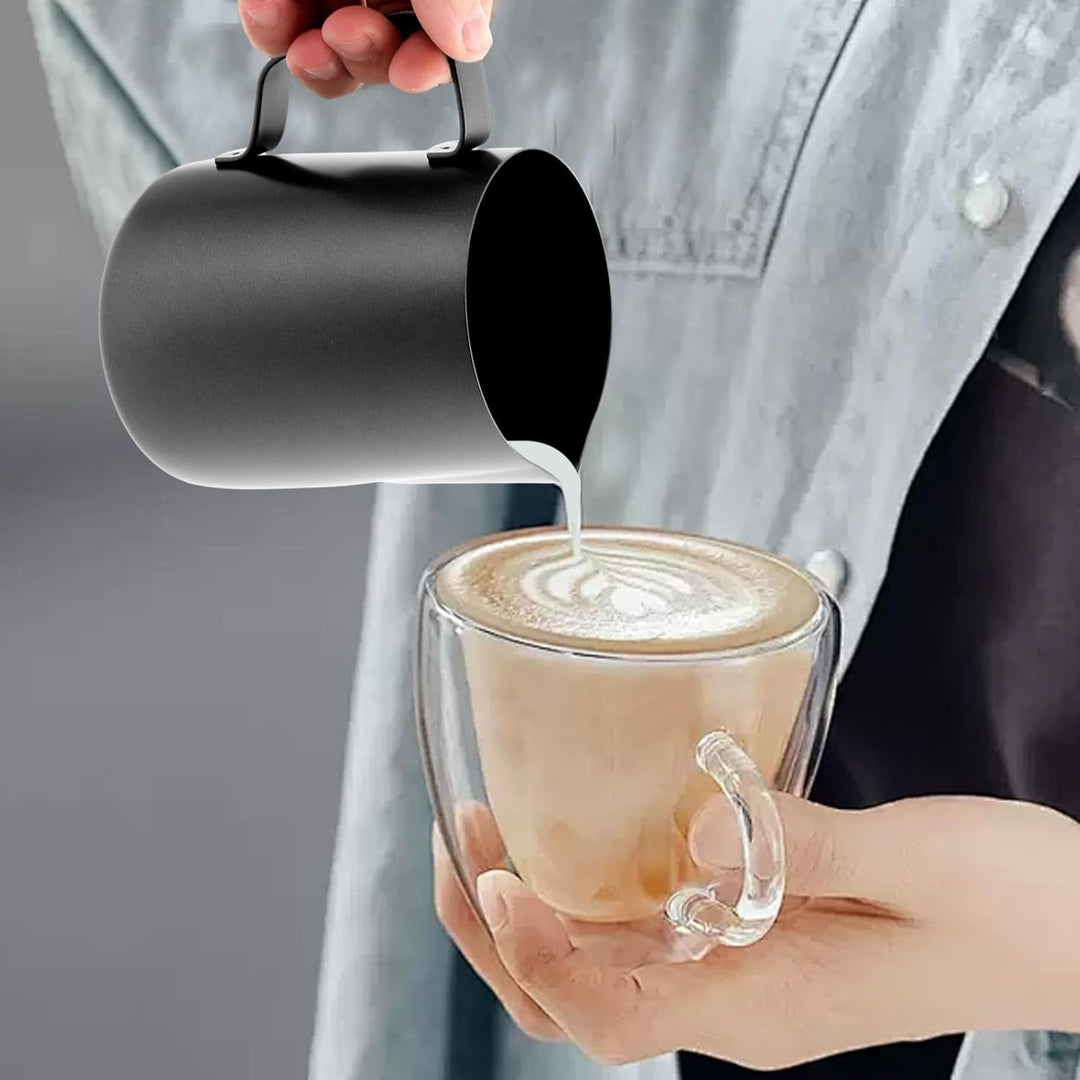 APACALI 2 Stück Milchkännchen Edelstahl Schwarz, Barista Milchschaumkännchen mit Messung Mark und La
