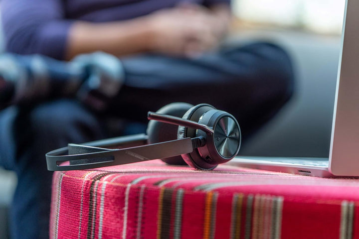 POLY Voyager Focus 2 USB-C Headset für Microsoft Teams, mit USB-C/A Adapter – Bluetooth, ANC, Acoust