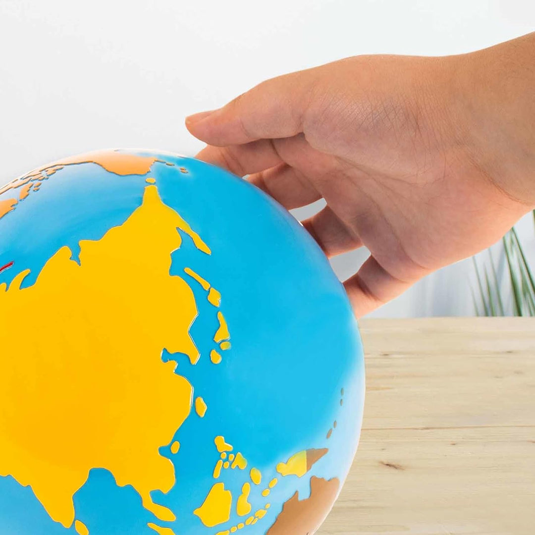 Globus mit farbigen Erdteilen, Montessori-Material zum Kennenernen der Erde