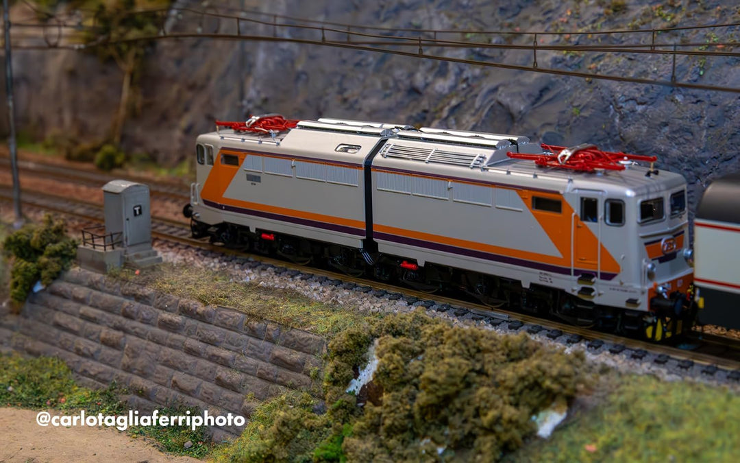 Rivarossi HR2980 FS, E.646 „Navetta“, MDVC-Lackierung, silbernes Dach, Triplex-Fenster, Seitendämpfe