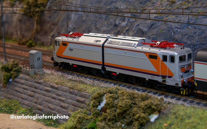 Rivarossi HR2980 FS, E.646 „Navetta“, MDVC-Lackierung, silbernes Dach, Triplex-Fenster, Seitendämpfe