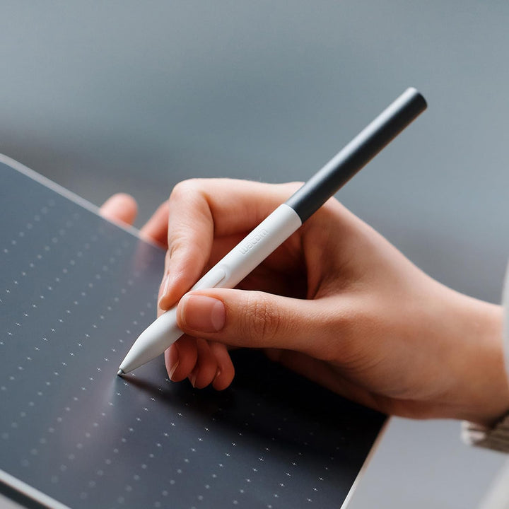 Wacom Ein Standardstift (für 2023 Edition Wacom One Displays und Tablets), weisse Vorderseite/graue