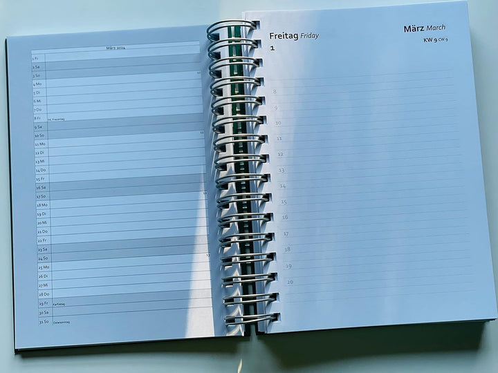 Der KLEINE DICKE - DIN A5 Kalender 2025-400 Seiten - jeder Tag 1 volle Seite Platz (Moosgrün), Moss