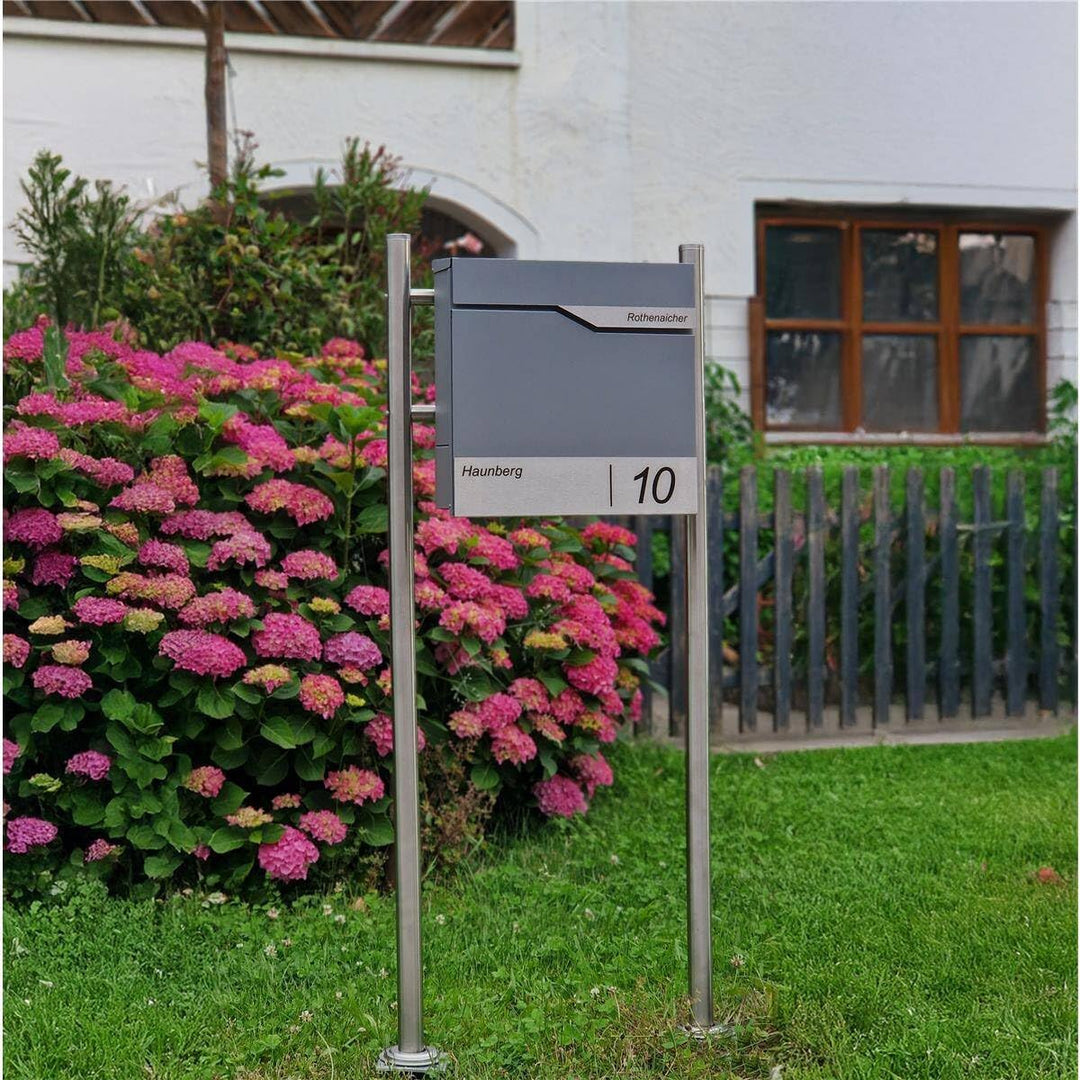 Metzler Standbriefkasten in Graualuminium - Pulverbeschichtet &amp; mit Zeitungsfach - Inkl. Edelstahl S