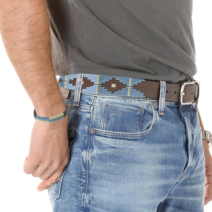 PELPE Argentinischer Ledergürtel mit passender Schnur und Lederarmband. Auf Leder gestickter Gürtel