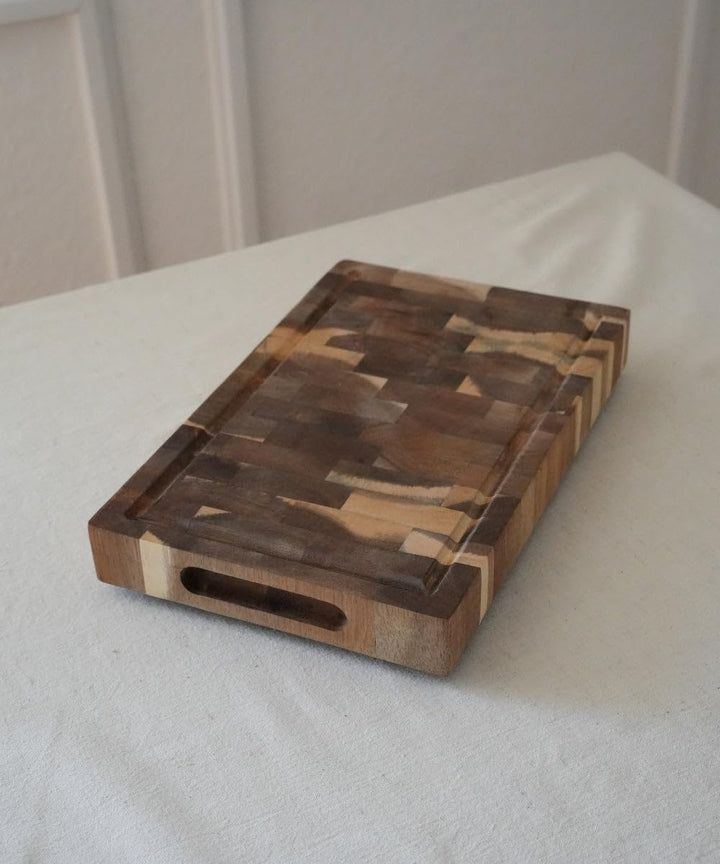 Zoha Schneidebrett Akazienholz Gross 40x19 cm – Klingenschonend &amp; handgefertigt massiv mit Griffmuld