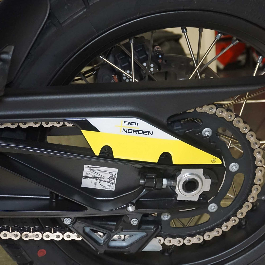 labelbike - 3D Aufkleber Riemenschutz - Motorrad-Hinterradschwinge kompatibel mit Husqvarna Norden 9