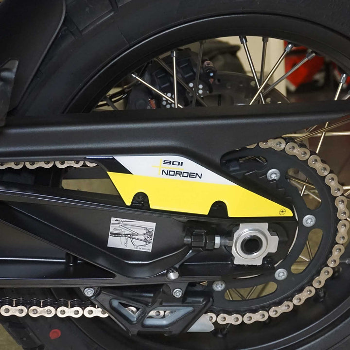 labelbike - 3D Aufkleber Riemenschutz - Motorrad-Hinterradschwinge kompatibel mit Husqvarna Norden 9