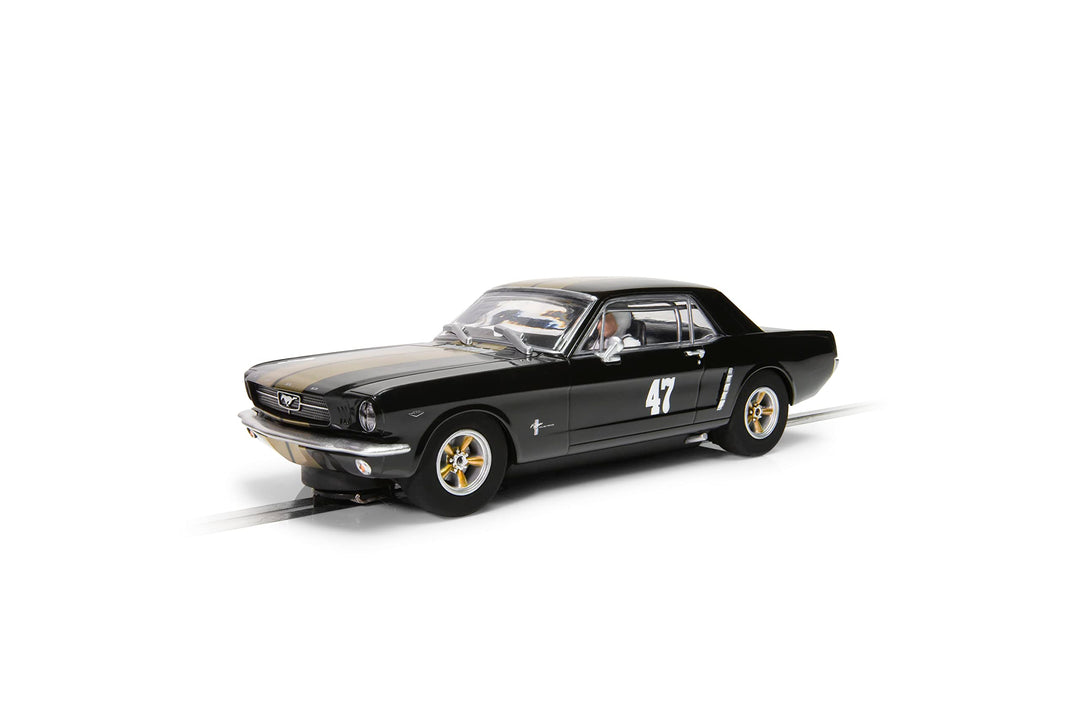 Ford Mustang, schwarz und goldfarben
