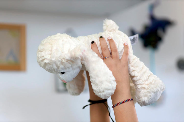 Mollis Kuscheltier - Kuschelschaf - 36 cm - Plüschtier-Schaf - Kinder-Kuscheltier - weiches Stofftie