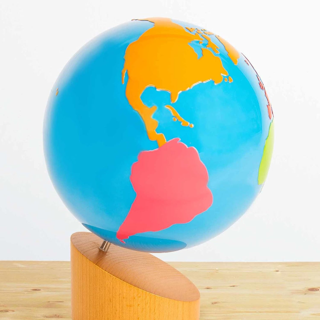 Globus mit farbigen Erdteilen, Montessori-Material zum Kennenernen der Erde