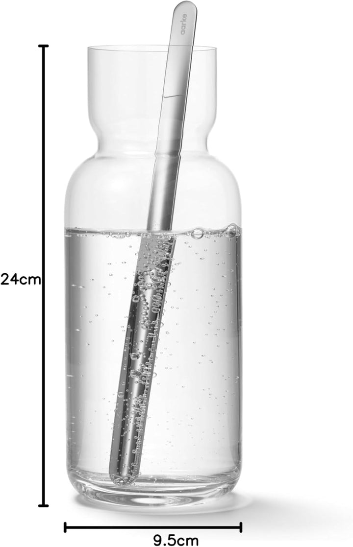 AARKE Nesting Carafe, Kristallglaskaraffe (1,1 Liter) + Edelstahl-Barlöffel, Karaffe
