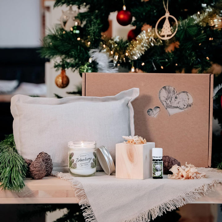 Zirben Erlebnis Geschenksbox Nr.5: Bio-Zirbenkissen mit ZirbenWürfel-Set und Zirbenduftkerze