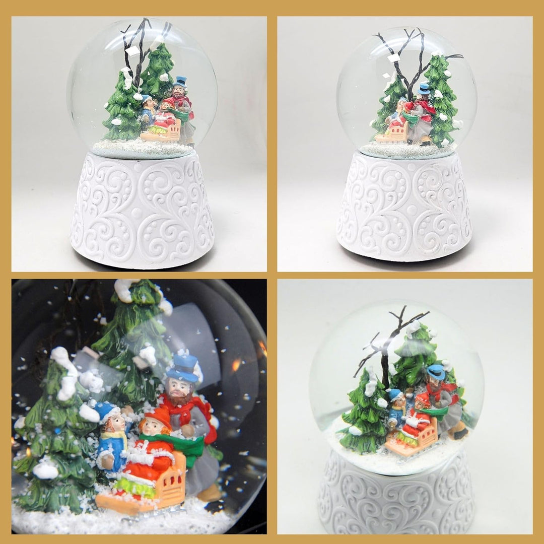 Schneekugel Weihnachten mit Musik | Winterspaziergang mit Familie | Sockel weiss Nostalgie | H: 14cm