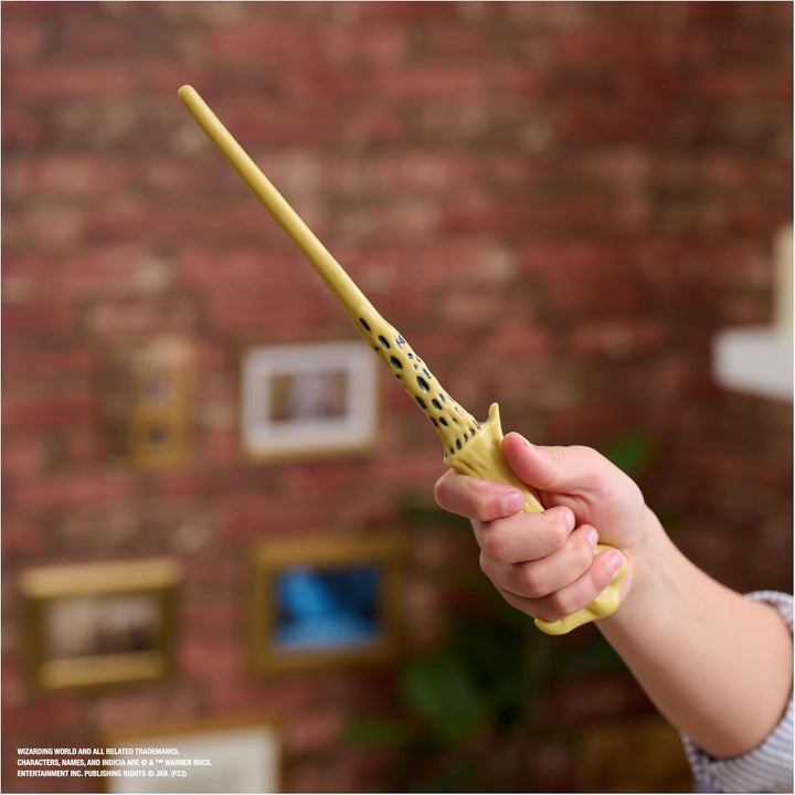 Wizarding World Harry Potter - Authentischer Lord Voldemort Zauberstab aus Kunststoff mit Hogwarts-H