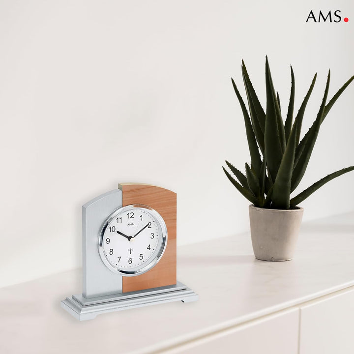 AMS 5146 Funk Tischuhr, Holzgehäuse mit Kernbuche und Aluminium-Applikation, analog mit arabischen Z