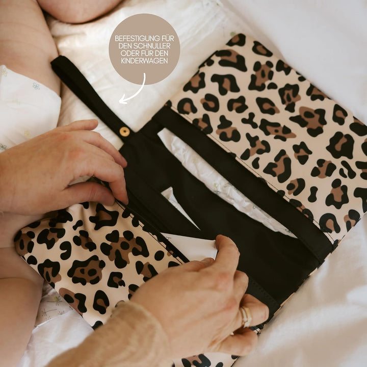 DELOA ® Windeltasche für unterwegs mit viel Platz - Kleine Wickeltasche, Baby Windelorganizer (Leopa