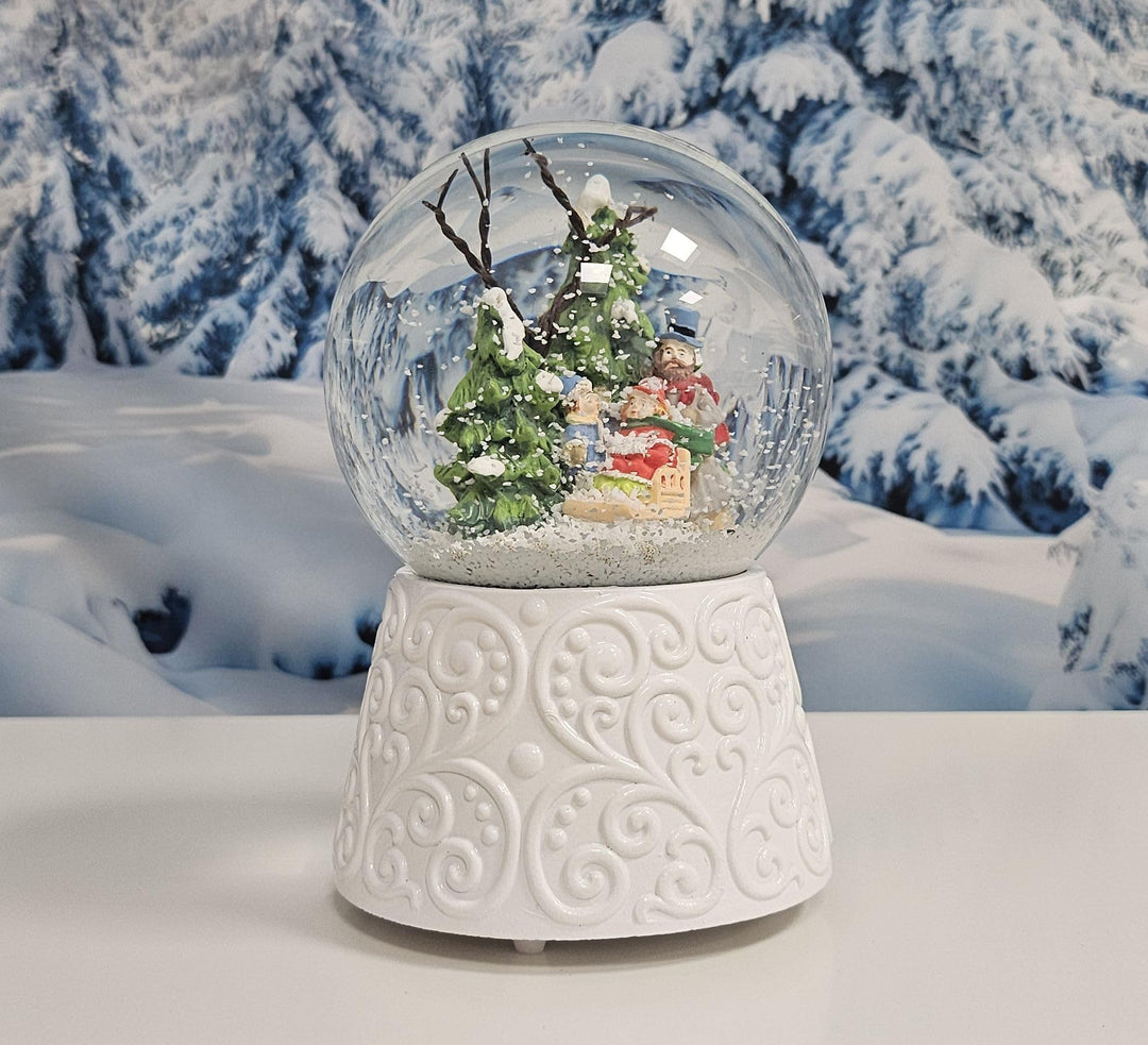 Schneekugel Weihnachten mit Musik | Winterspaziergang mit Familie | Sockel weiss Nostalgie | H: 14cm