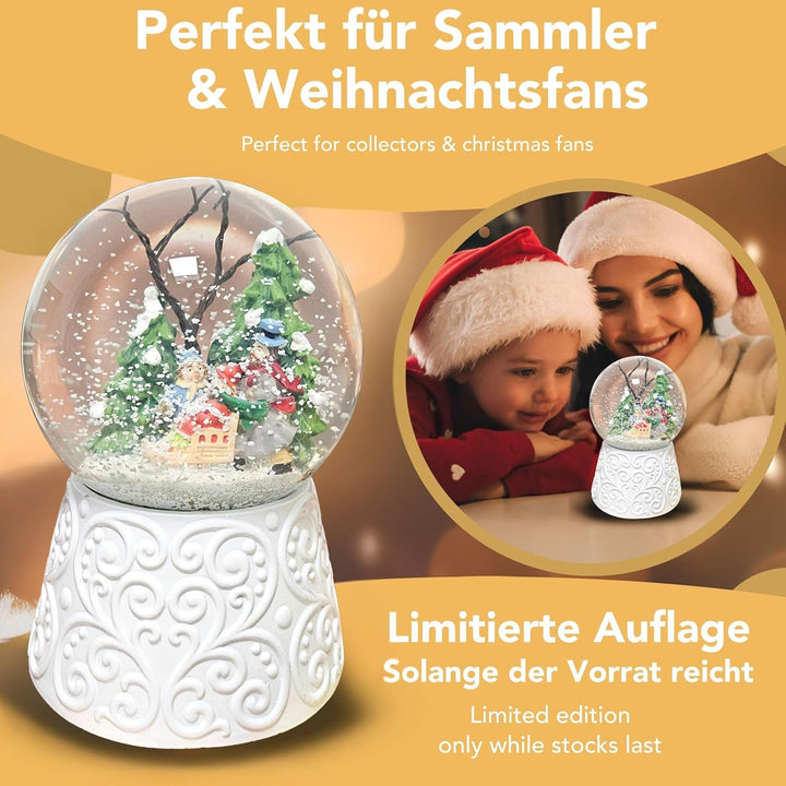 Schneekugel Weihnachten mit Musik | Winterspaziergang mit Familie | Sockel weiss Nostalgie | H: 14cm