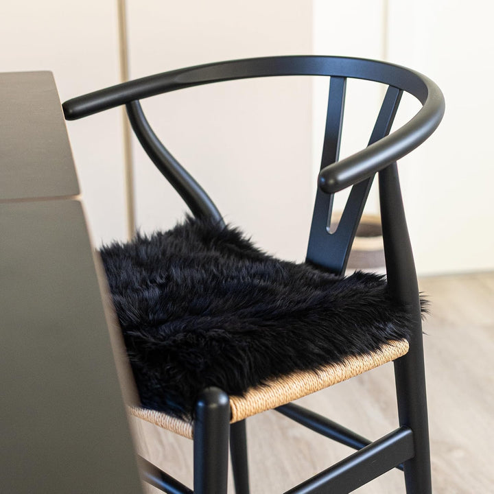 Nordic Sheep Lammfell Sitzauflage 40x40 cm für Stühle &amp; Sofa, Schwarz | Echtes Lammfell auf einer Se