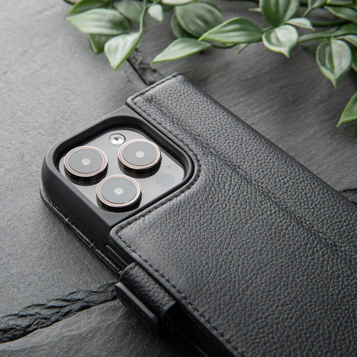 Snakehive Lederhülle für iPhone 14 Pro – Klapphülle mit Kartenfächern &amp; Standfunktion (Geflecktes Sc